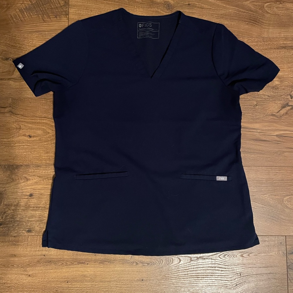 Figs Casma 3 pocket scrub top in size Large, Navy